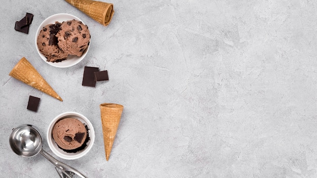 Foto delizioso gelato al cioccolato con spazio di copia