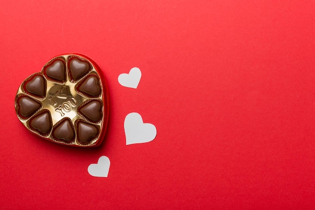 バレンタインデーのための赤いボックスのおいしいチョコレートプラリネ。コピースペースとチョコレートの上面図のハート型のボックス。