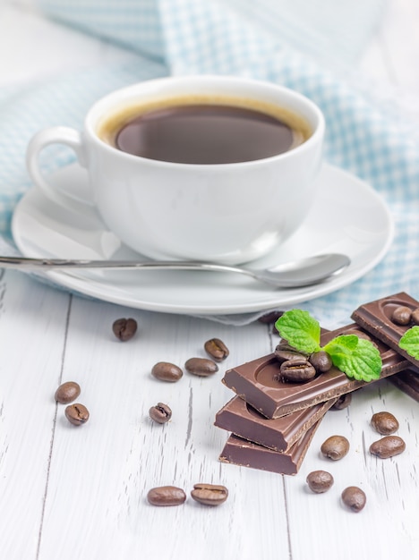 一杯のコーヒーとおいしいチョコレート