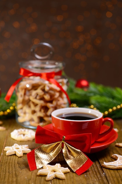 갈색 배경에 있는 테이블에 있는 항아리에 맛있는 크리스마스 쿠키