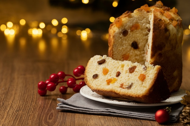 Foto delizioso panettone natalizio nel piatto