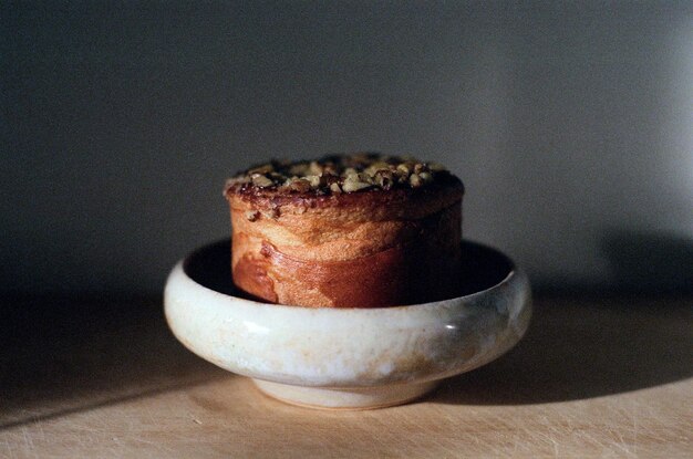 Photo delicious cinnamon rolls in a clay dish