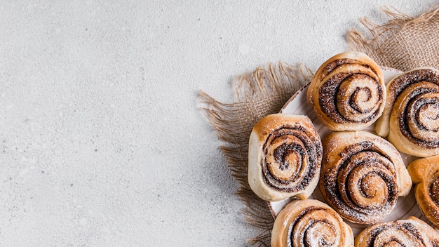 Foto deliziosi panini alla cannella con copia spazio