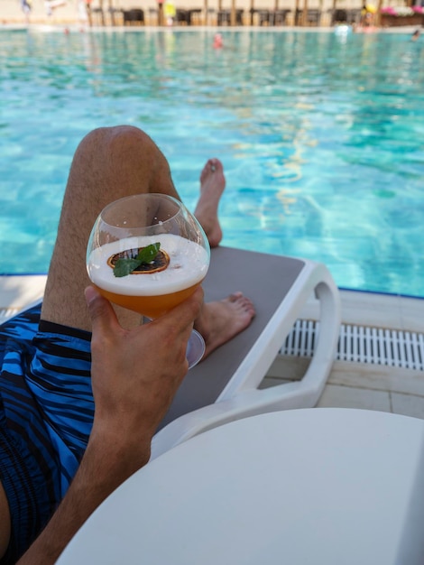Foto delizioso cocktail a bordo piscina