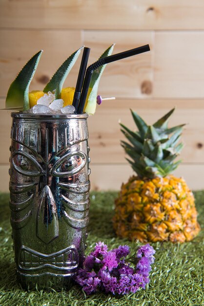 Foto delizioso cocktail o mix rinfrescante servito e decorato da un barista