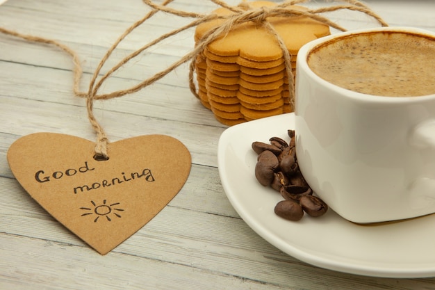 Вкусный кофе и имбирное печенье на столе