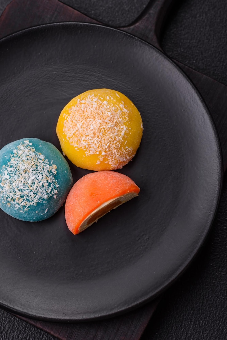 Photo delicious colorful asian mochi sweets with rice dough shell and fruit filling