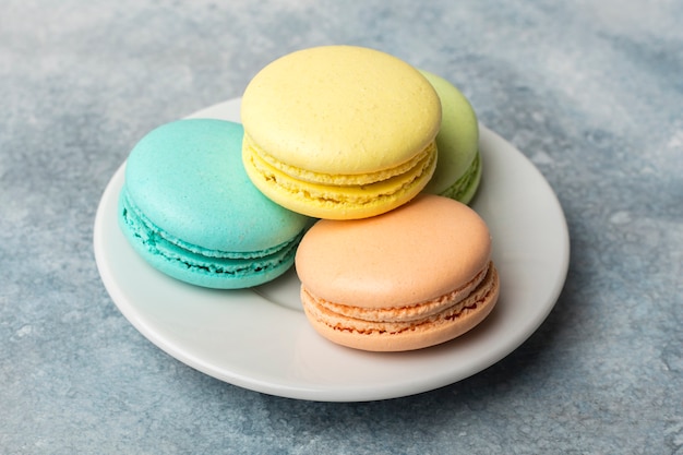 Вкусное красочное печенье macarons на тарелке