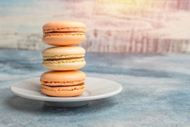 Вкусное красочное печенье macarons на тарелке