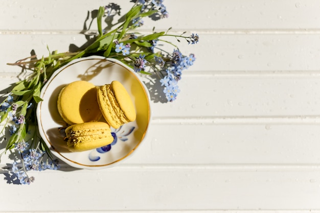 Deliziosi amaretti colorati sul tavolo di legno vintage alla moda