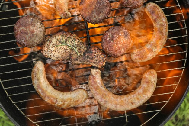 야외 바베큐 그릴에 버거와 스테이크와 함께 맛있는 요리 소시지