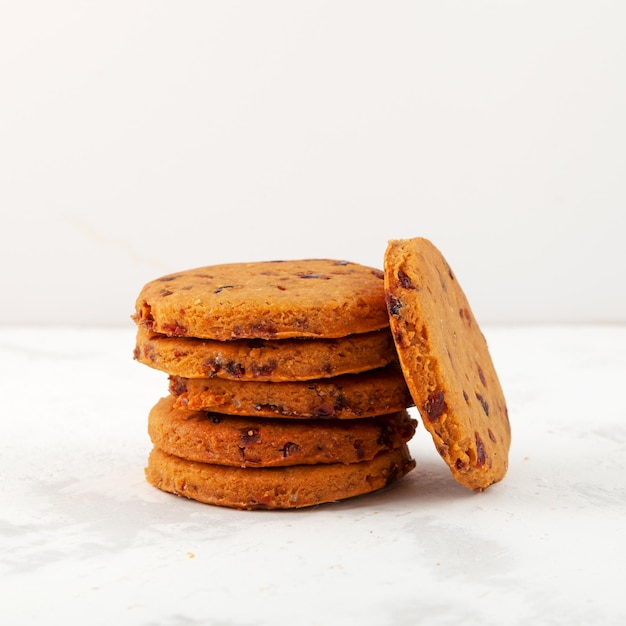 Deliziosi biscotti con primo piano di farina di ceci biscotti di ceci con bacche di mirtillo rosso e arancia