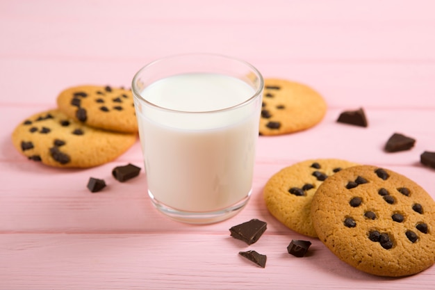 Photo delicious cookies with chocolate chips on a colored background