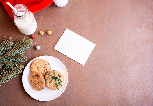 Deliziosi biscotti al cioccolato su un piatto bianco