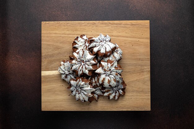 Photo delicious cookies on a wooden board close up