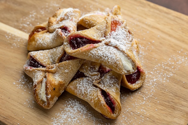 Foto biscotti deliziosi su una tavola di legno primo piano