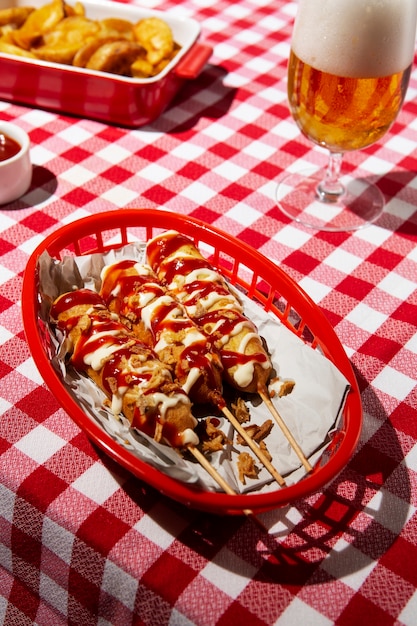 Photo delicious corn dogs in basket high angle