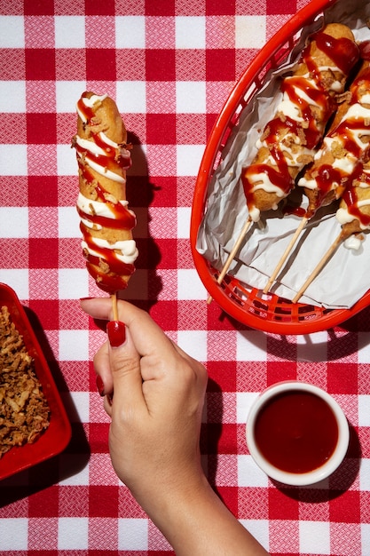 Photo delicious corn dogs in basket top view