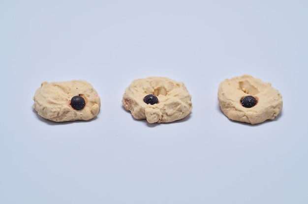 Foto deliziosi biscotti croccanti con granelli di cioccolato isolati su sfondo bianco