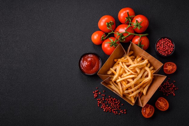 Photo delicious crispy golden fries with salt and spices