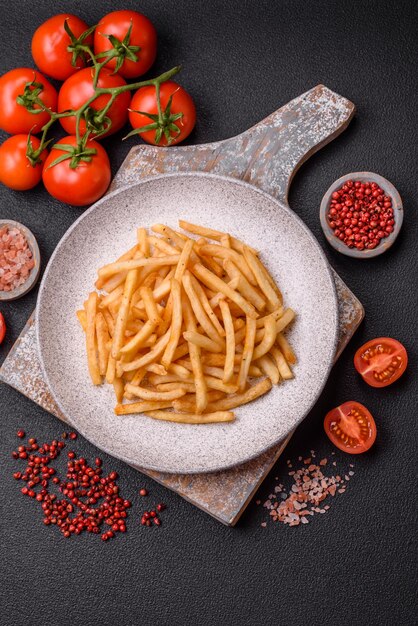 Photo delicious crispy golden fries with salt and spices