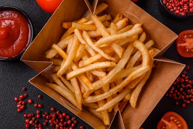 Photo delicious crispy golden fries with salt and spices