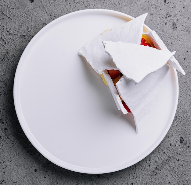 Photo delicious crispy meringue cake with fresh berries