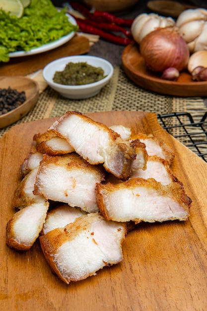 Delizioso e croccante samcan goreng o pancetta di maiale fritta di medan north sumatra