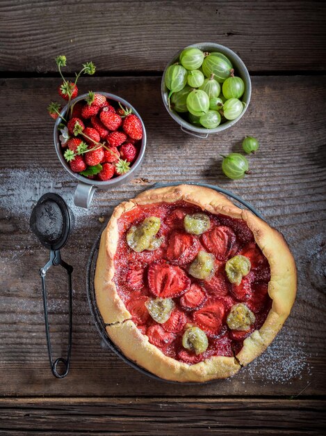 Delicious and crispy tart with strawberries and gooseberries