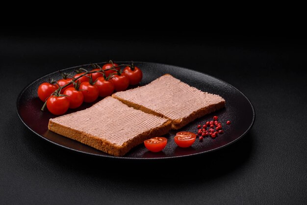 Photo delicious crispy toast with chicken or goose pate with salt and spices