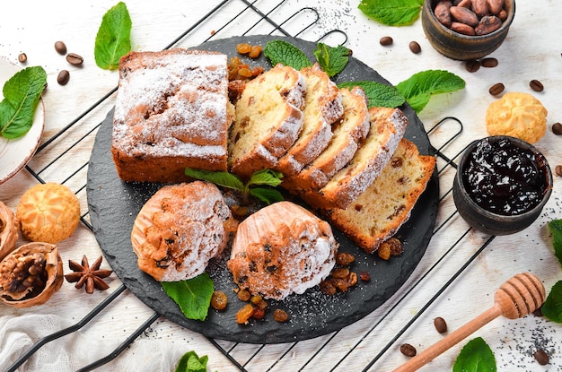 Delizioso cupcake con frutta secca vista dall'alto spazio libero per la copia