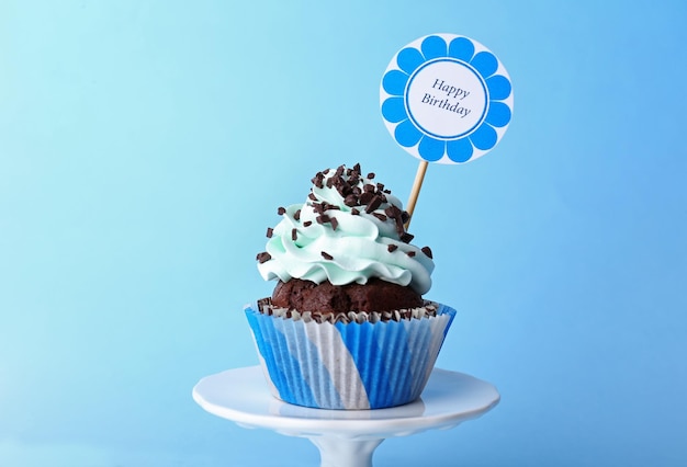 Photo delicious cupcake with inscription on blue background