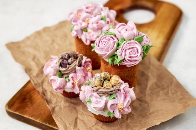 사진 크림과 수제 핑크 마시멜로로 장식된 맛있는 컵케이크