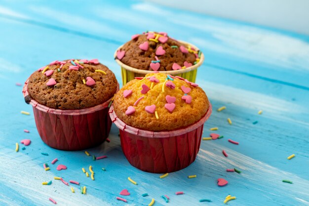 Foto deliziosi cupcakes con pasticceria a forma di cuore