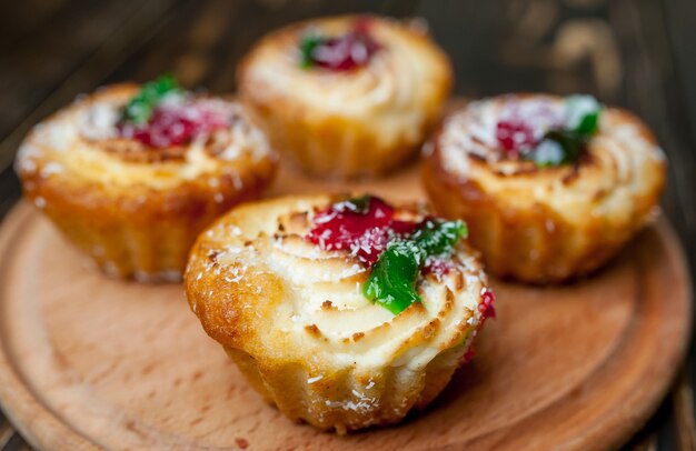 Foto deliziosi cupcakes su sfondo di legno