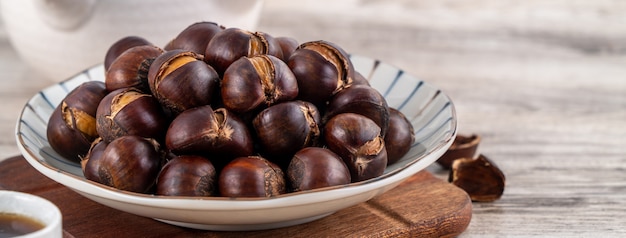 Castagne arrostite tagliate deliziose con olio e zucchero, spuntino sano nella vita, primi piani.