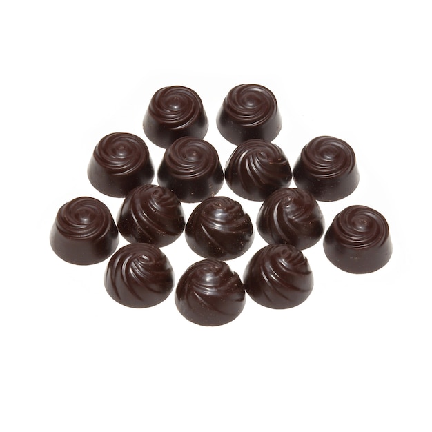 白で隔離のおいしいダークチョコレートキャンディスイーツ