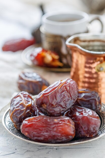 Photo delicious dates on a bronze plate