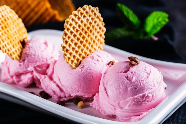 Photo delicious dessert on black background strawberry ice cream