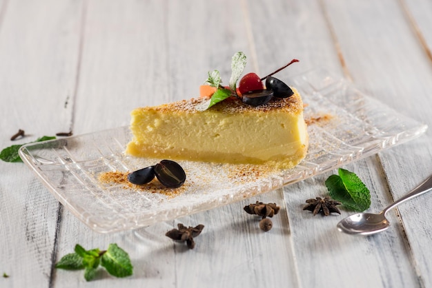 Deliziosa torta di formaggio da dessert con frutta su fondo di legno