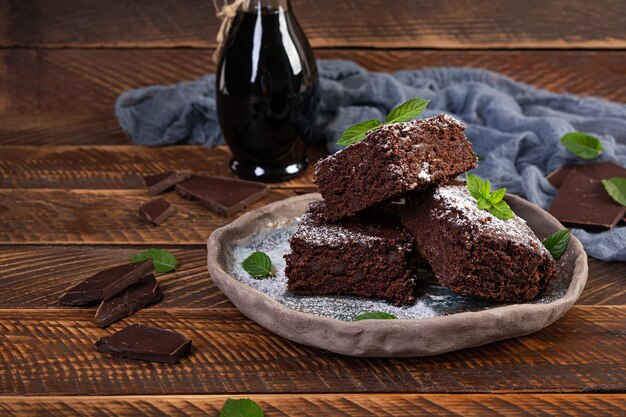 Photo delicious dessert chocolate banana brownie homemade bakery brownie with mint leaves