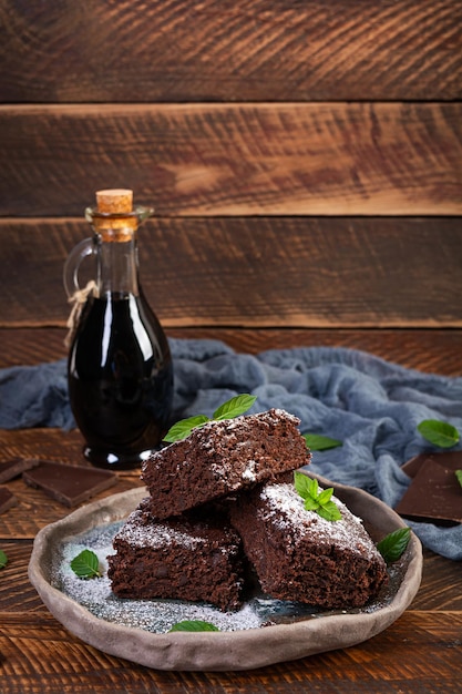 Photo delicious dessert chocolate banana brownie homemade bakery brownie with mint leaves