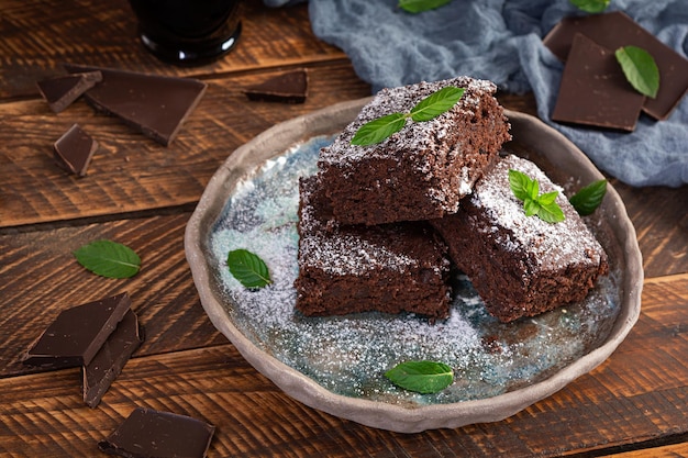 Photo delicious dessert chocolate banana brownie homemade bakery brownie with mint leaves
