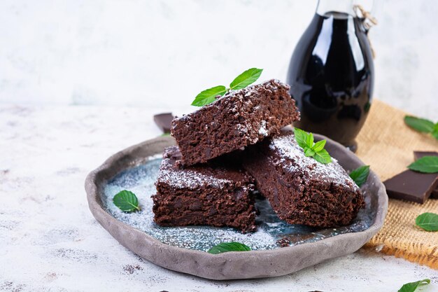 Вкусный десерт шоколадный банановый брауни домашний пекарский брауни с листьями мяты