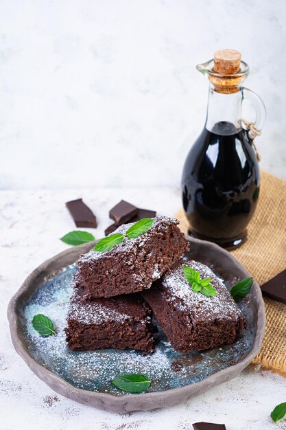 Photo delicious dessert chocolate banana brownie homemade bakery brownie with mint leaves