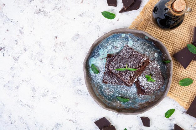 Photo delicious dessert chocolate banana brownie homemade bakery brownie with mint leaves