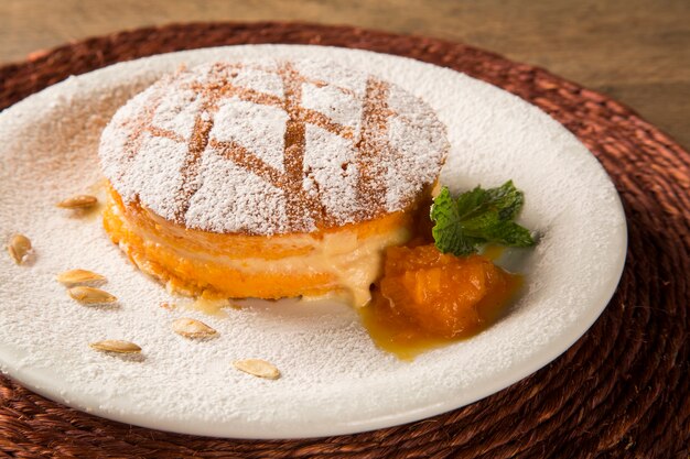 Delizioso dessert di torta di zucca nuda sul piatto.