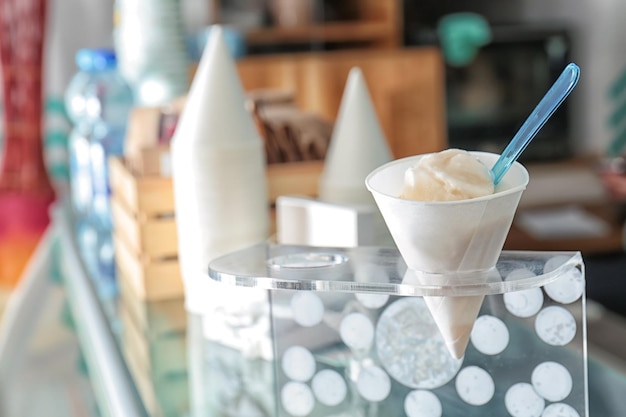 Foto delizioso gelato diverso nel supporto nella caffetteria