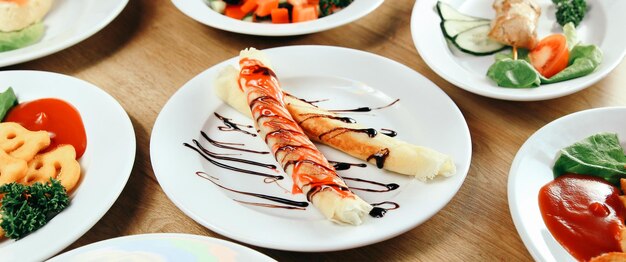 레스토랑의 식탁에 있는 맛있는 요리
