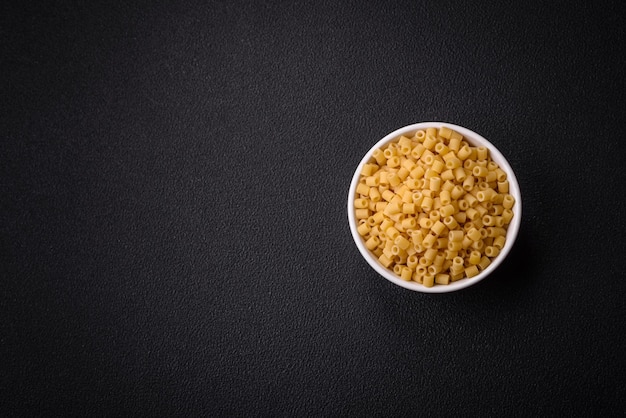 Foto deliziosa pasta di ditali di grano duro con sale e spezie